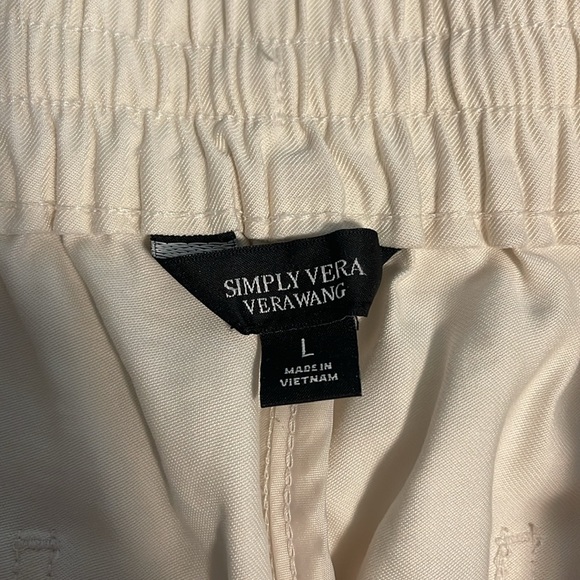 Vera Wang Shorts - Picture 2 of 2